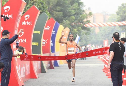 Ethiopia's Andamlak Bellhu winning at the Airtel Delhi Half Marathon 2018.jpg