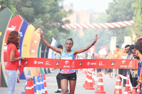 Ethiopia's Tsehay Gemechu winning the Airtel Delhi Half Marathon 2018, with ADHM ambassador Sanya Richards-Ross (1).JPG