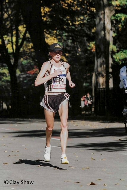 Kastor_Deena_NYCM_2001_On_Course_Clay_Shaw_With_Credit.jpeg