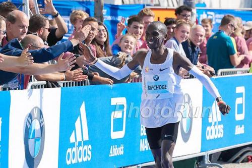 Kipchoge_EluidHighFive-Berlin18.JPG