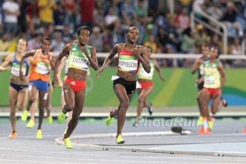 Kipyegon_FaithLastTurn-RioOlyG16.jpg