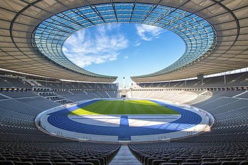 Olympiastadion_Berlin_Sep-2015.jpg