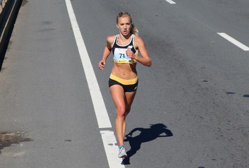 Sisson_Emily_Tufts10K_2016_Leading_Lotsbom.jpg