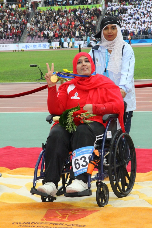 Thuraya with her medal in the 2010 Asian Para-Games.JPG