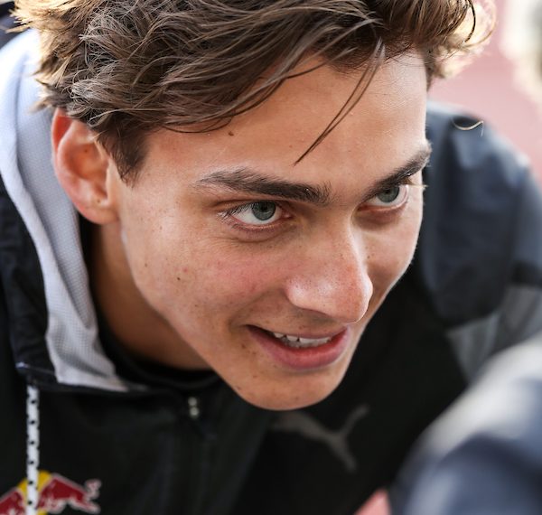 FLASH! Duplantis breaks world pole vault record with 6.21m in Oregon