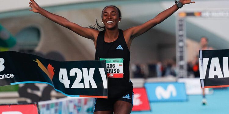 Two world records -fastest marathon debuts- set at the 2022 Valencia Marathon