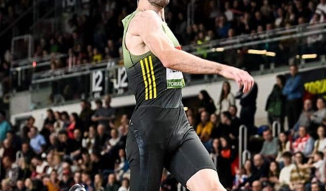 Gudaf Tsegay OH SO CLOSE to Indoor Mile WR! 4:16.16!