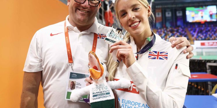 Keely Hodgkinson wins the 800m at the Paris Diamond League