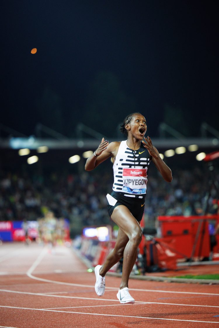 Faith Kipyegon smashes World Record 1500m in Florence runblogrun