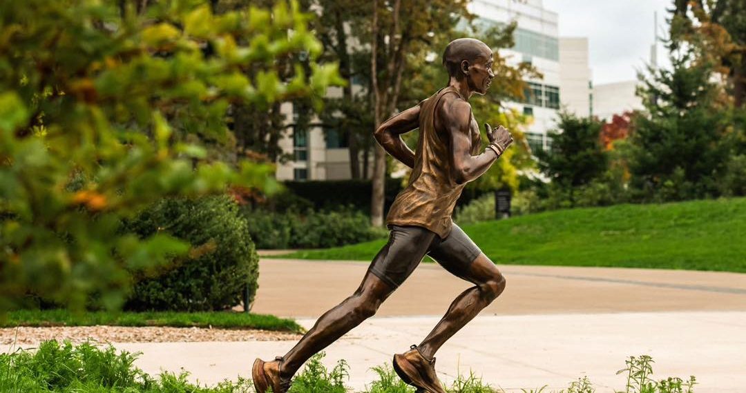 Coffee with Larry, Eliud Kipchoge gets a statue in Beaverton and a track in Europe, Andre De Grasse returns to Jacksonville, Laura Muir to focus on 3,000m in Glasgow 2024 WIC!
