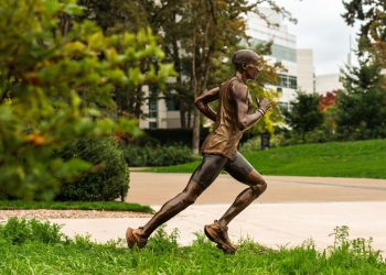 Coffee with Larry, Eliud Kipchoge gets a statue in Beaverton and a track in Europe, Andre De Grasse returns to Jacksonville, Laura Muir to focus on 3,000m in Glasgow 2024 WIC!