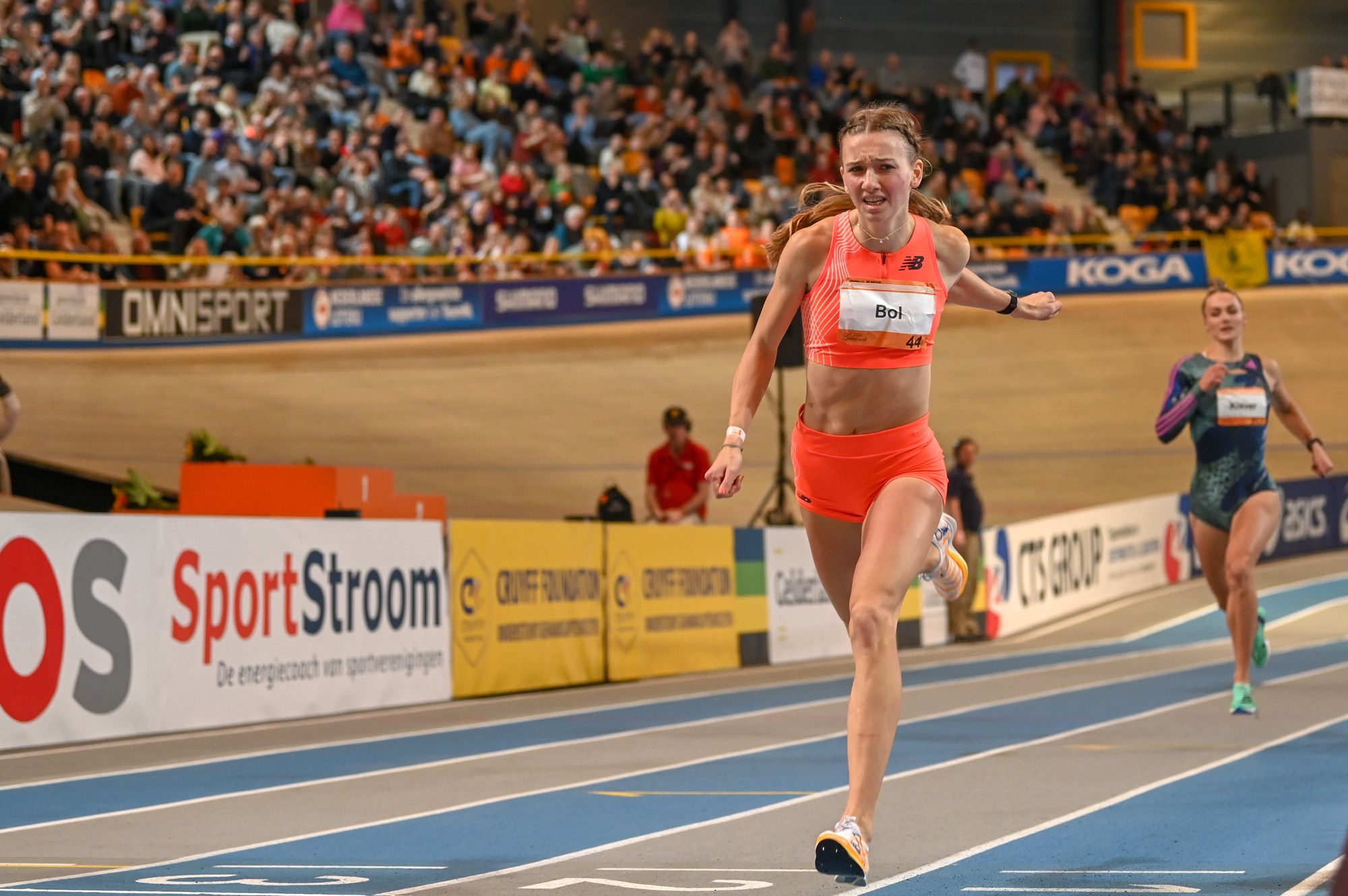 Femke Bol breaks the world indoor 400m record in Apeldoorn