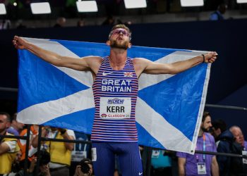 Josh Kerr entertains Glasgow with his exciting win over 3,000 meters!