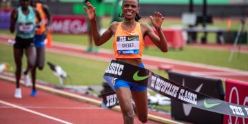 Beatrice Chebet breaks world record at 10,000m, first women under 29 minutes in 28:54.14!