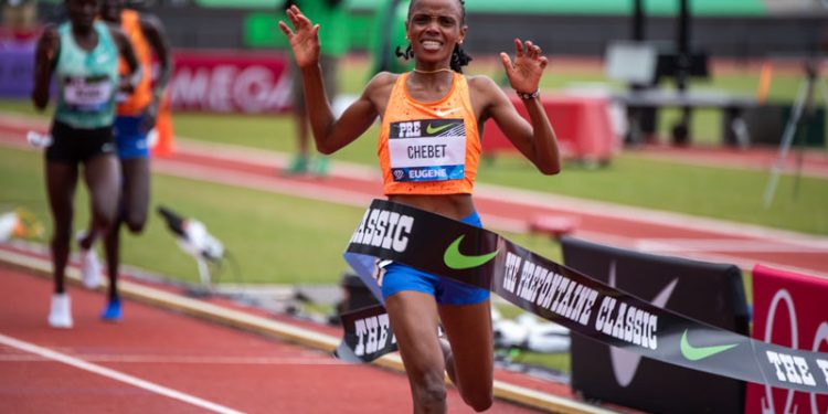 Beatrice Chebet breaks world record at 10,000m, first women under 29 minutes in 28:54.14!