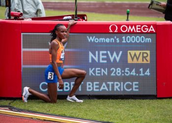Beatrice Chebet breaks world record at 10,000m, first women under 29 minutes in 28:54.14!