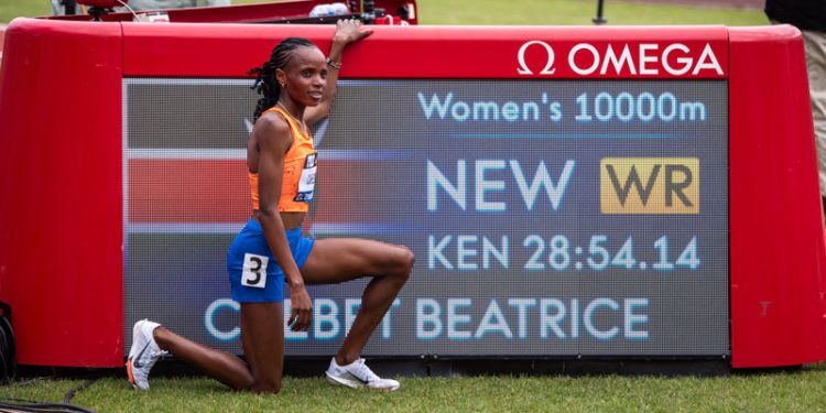 Beatrice Chebet breaks world record at 10,000m, first women under 29 minutes in 28:54.14!
