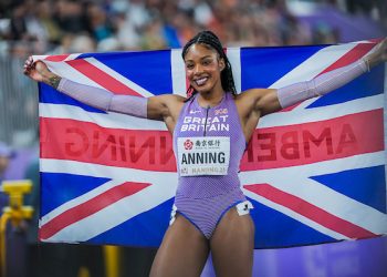 Amber Anning wins the 400