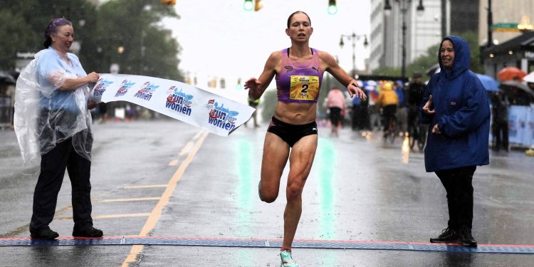 BORN SPLASHES TO DELIGHTFUL RUN VICTORY IN FAST TIME