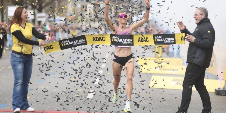 ADAC Marathon Hannover: Domenika Mayer runs European top time and smashes the course record